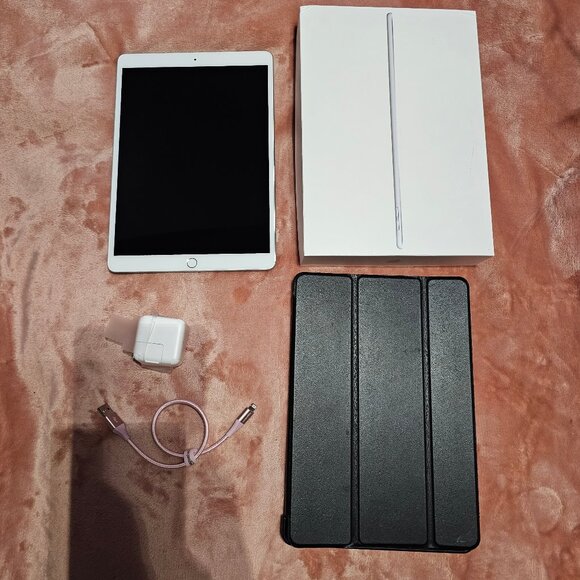 Apple iPad Air 3 3rd Gen 64GB Silver Wifi Tablet w/ Accessories Works - Picture 1 of 16